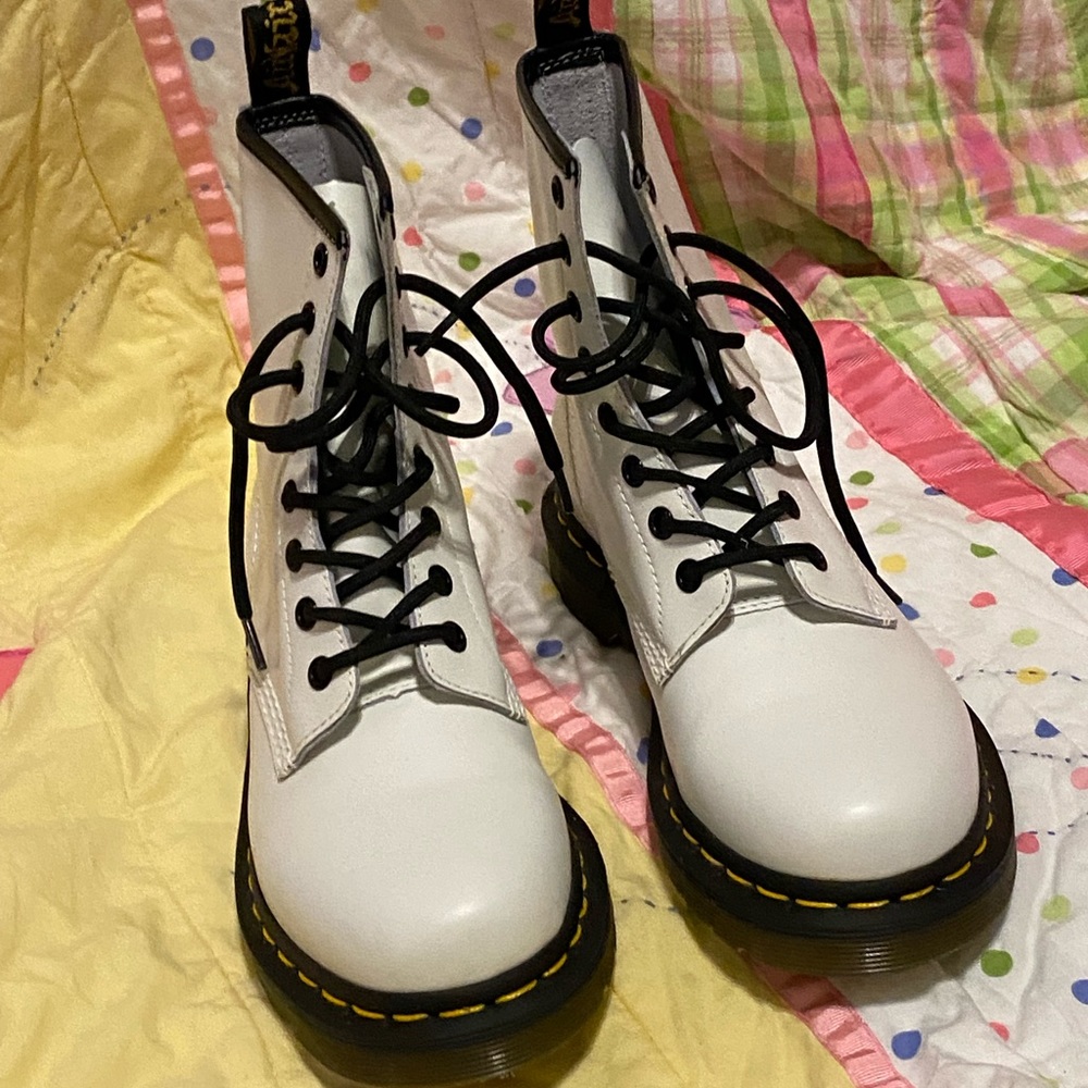 Like New White Dr Martens size 7 womens